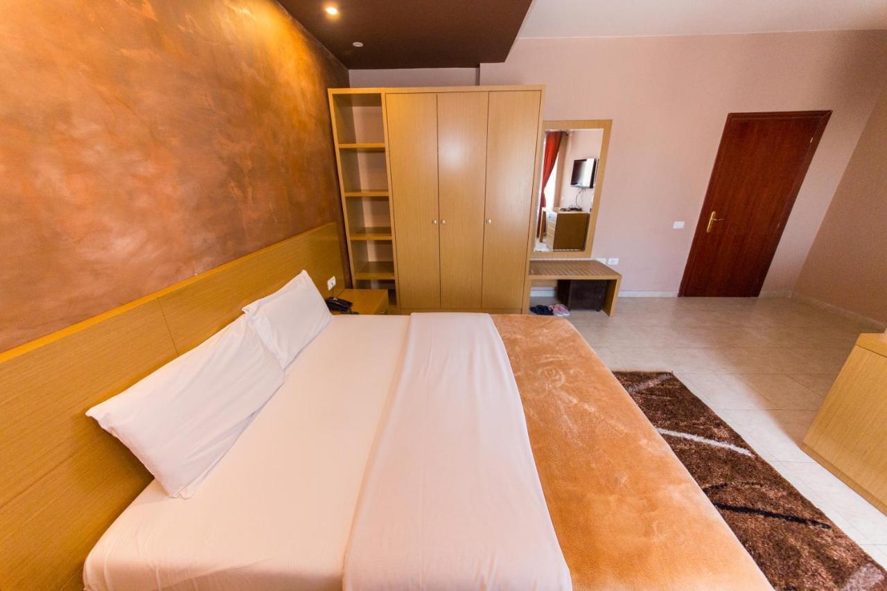 Hotel Denver Tirana Bagian luar foto
