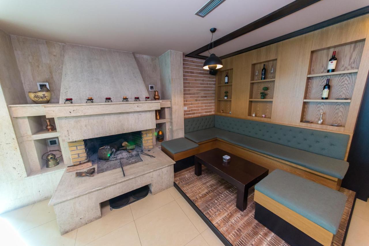 Hotel Denver Tirana Bagian luar foto